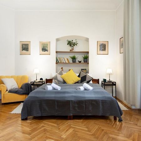 Classy Apartments Charles Bridge Praha Bagian luar foto